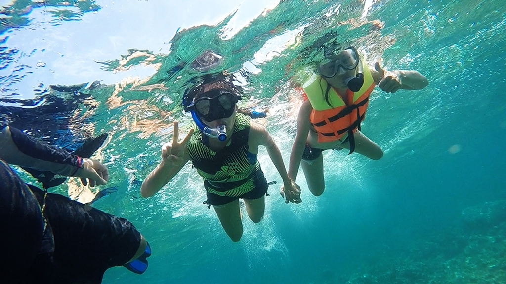 Apo Mich and Dina Thumbs up underwater